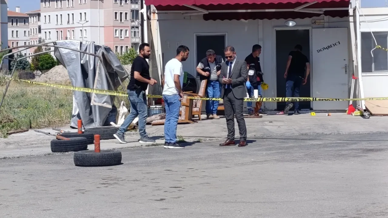 Minibüs durağına silahlı saldırı: Bir kişi hayatını kaybetti, bir kişi yaralandı
