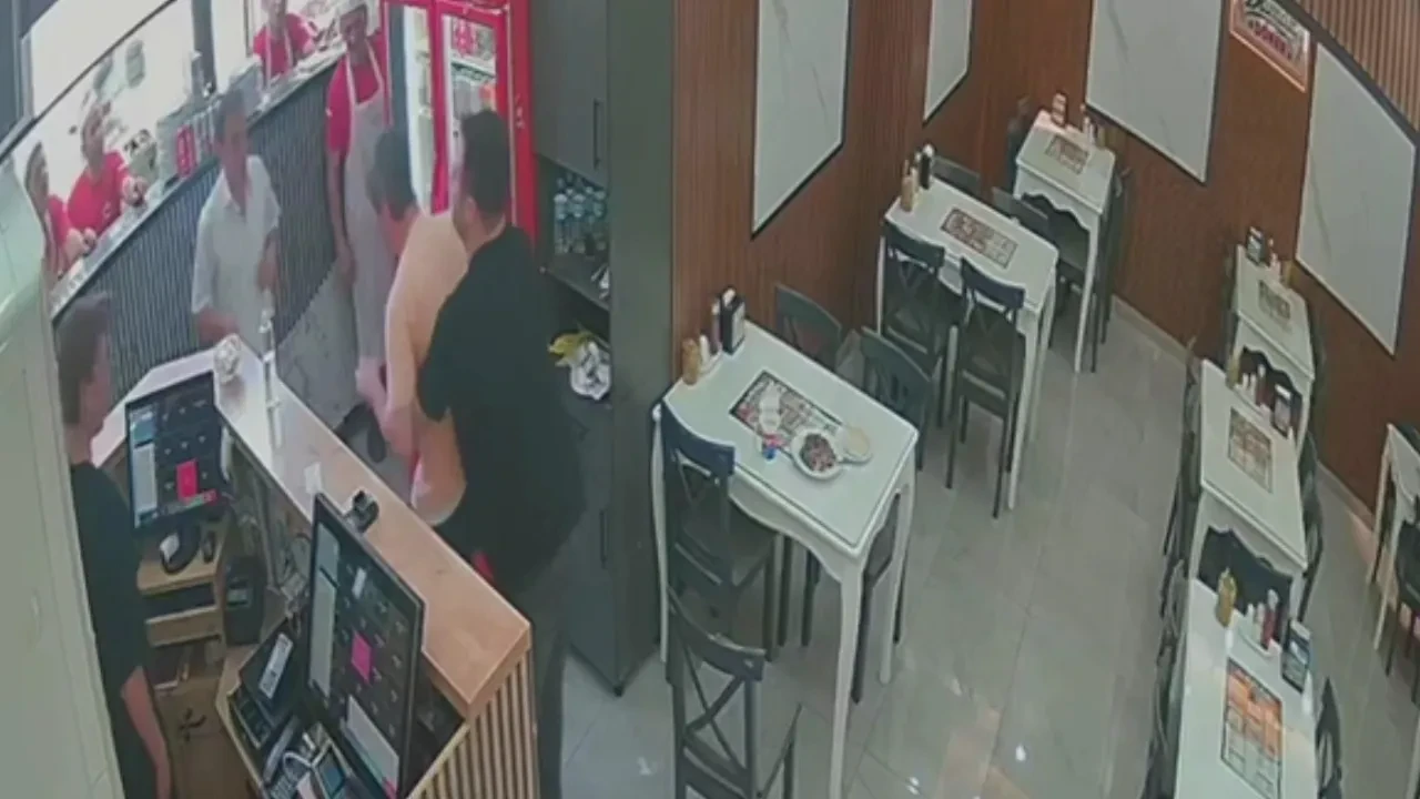 Dönercide korkutan anlar kamerada! Yaptığı müdahale hayat kurtardı
