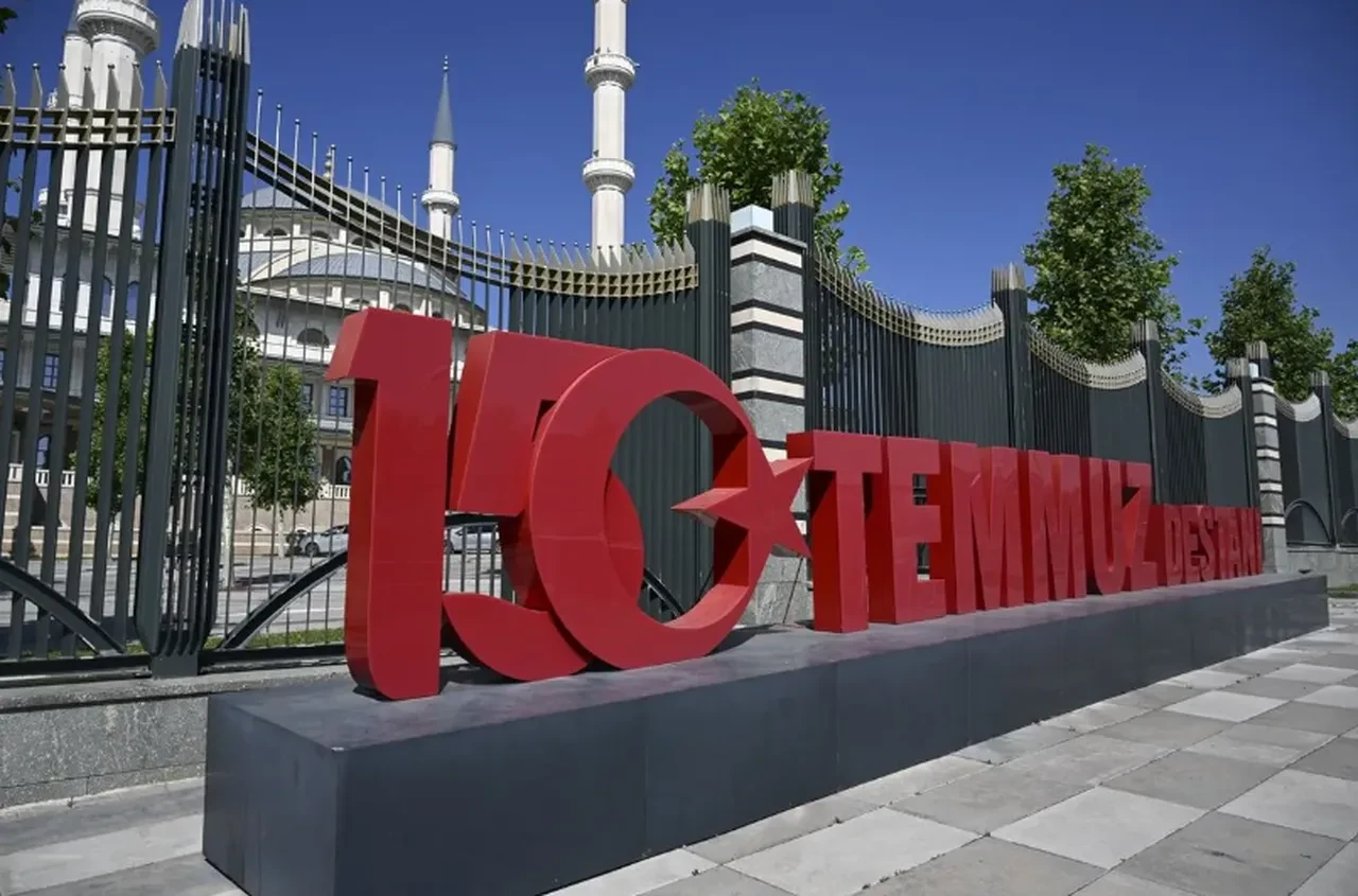Türkiye'nin en uzun gecesi... 15 Temmuz hain darbe girişiminin üzerinden 10 yıl geçti! İşte o gece yaşananlar...