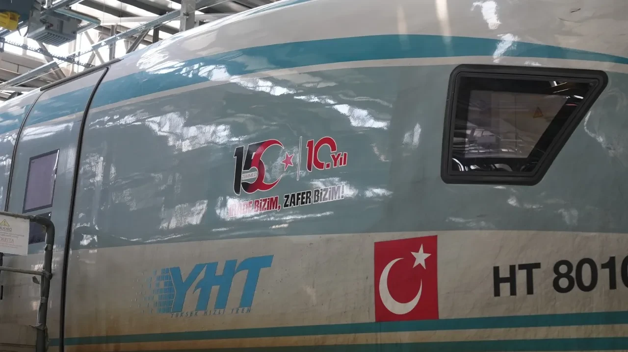 YHT trenleri 15 Temmuz’un 10. yılında özel logoyla raylarda: İrade bizim, zafer bizim