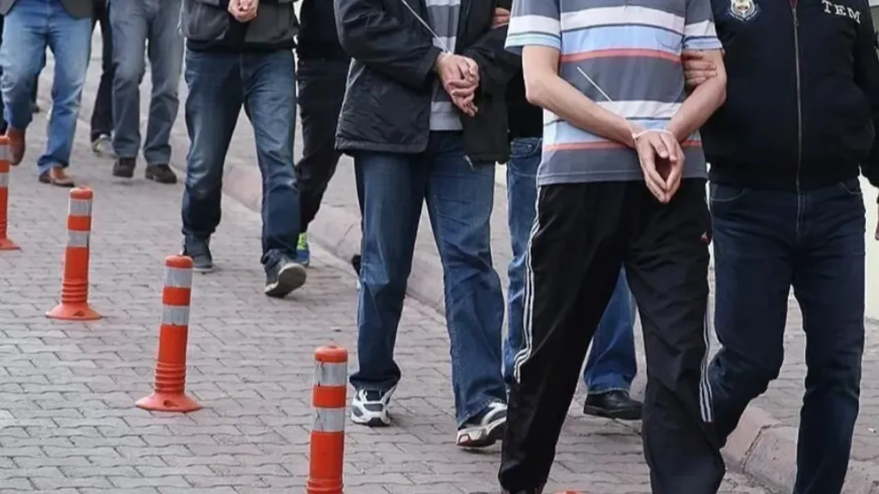 81 ilde dev FETÖ operasyonu: 704 şüphelinin 170'inin aktif kamu personeli olduğu ortaya çıktı!