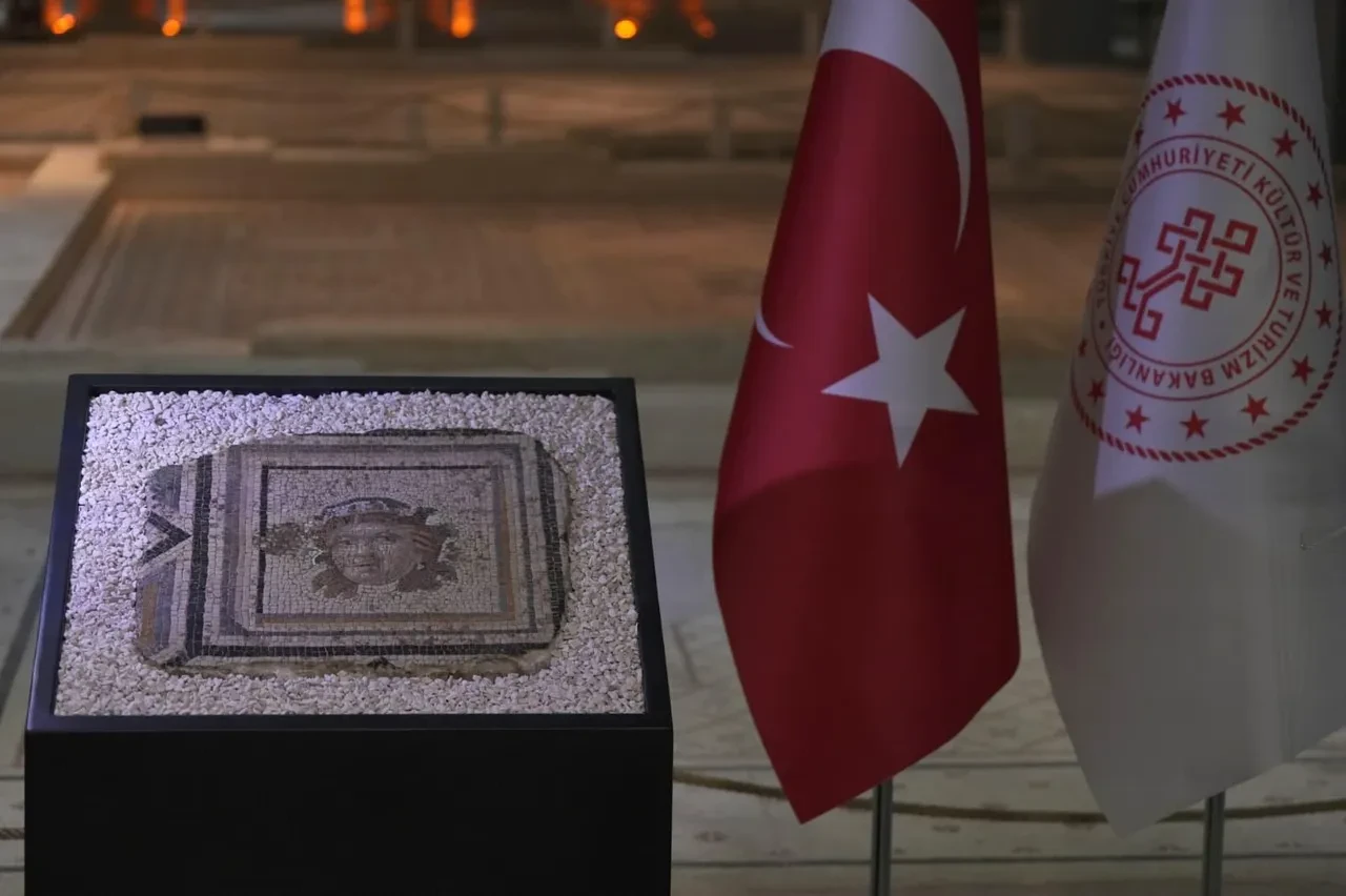 ABD’den yuvasına döndü! Zeugma mozaik paneli ait olduğu yere yerleştirildi