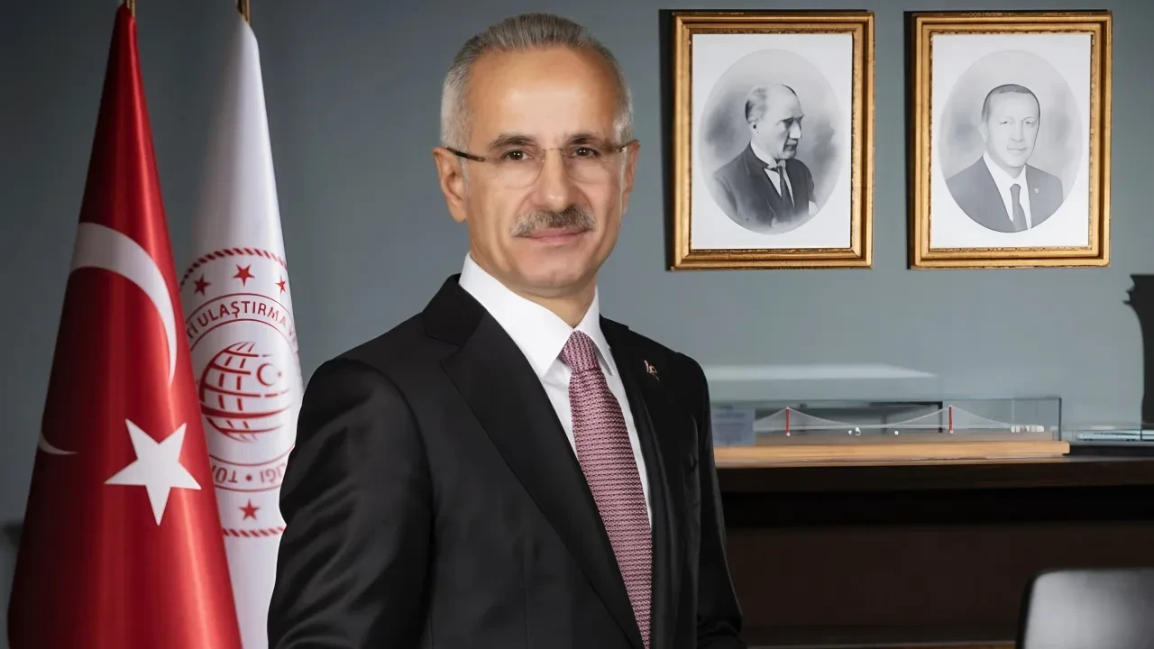 Bakan Uraloğlu'ndan 15 Temmuz mesajı! 'Tankların önüne yatan yiğitler, vatan hainlerine geçit vermedi'