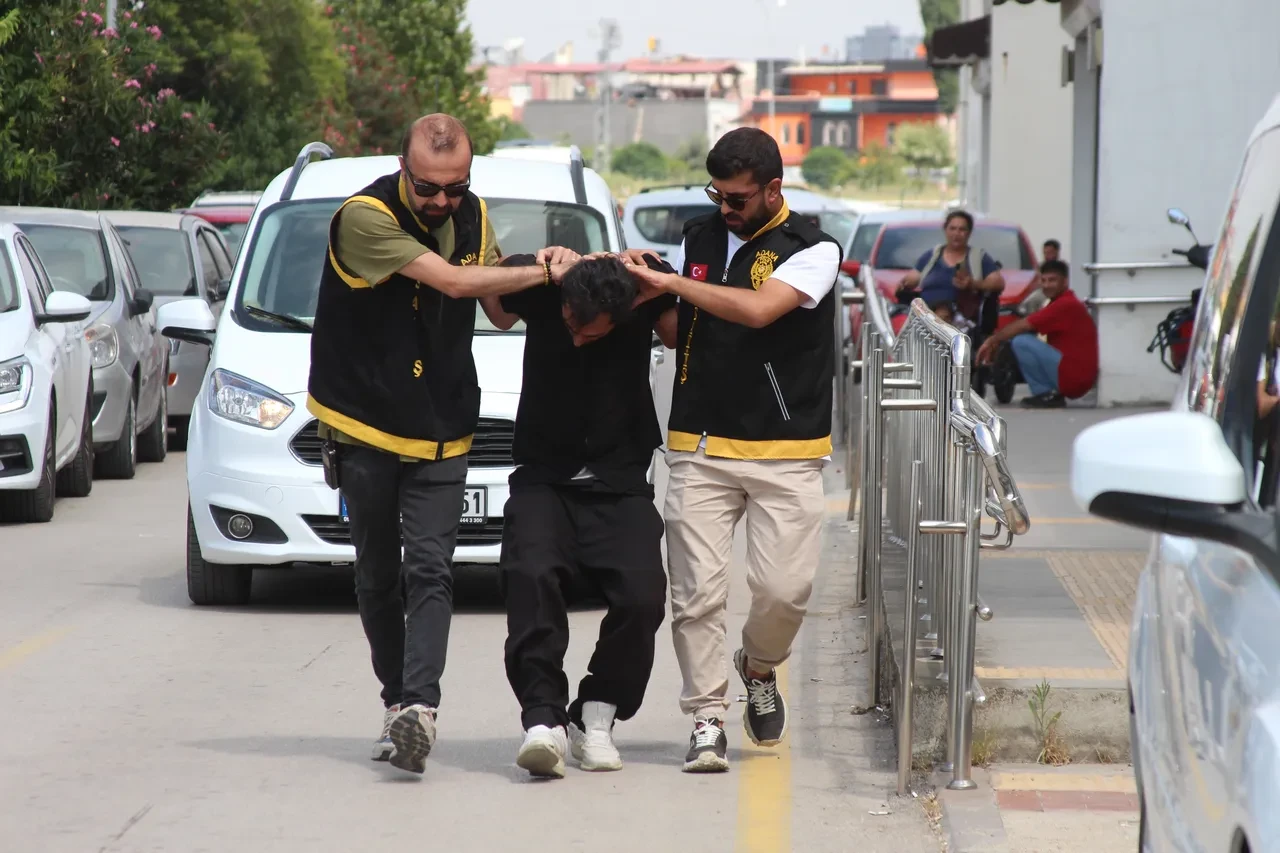 Birlikte yaşadığı kadını çekiçle dövüp boğazından bıçakladı! Caninin ifadesi kan dondurdu