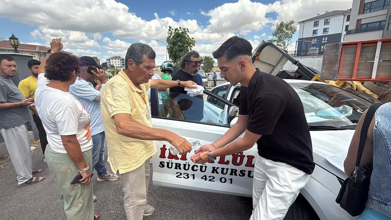 Ehliyet dersi kabusa döndü: Silindir yüklü römork, sürücü kursu aracına çarptı