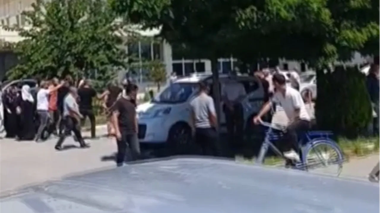 Erciş’te akrabaların arazi kavgasında 8 kişi yaralandı! Kavga hastane önünde devam etti