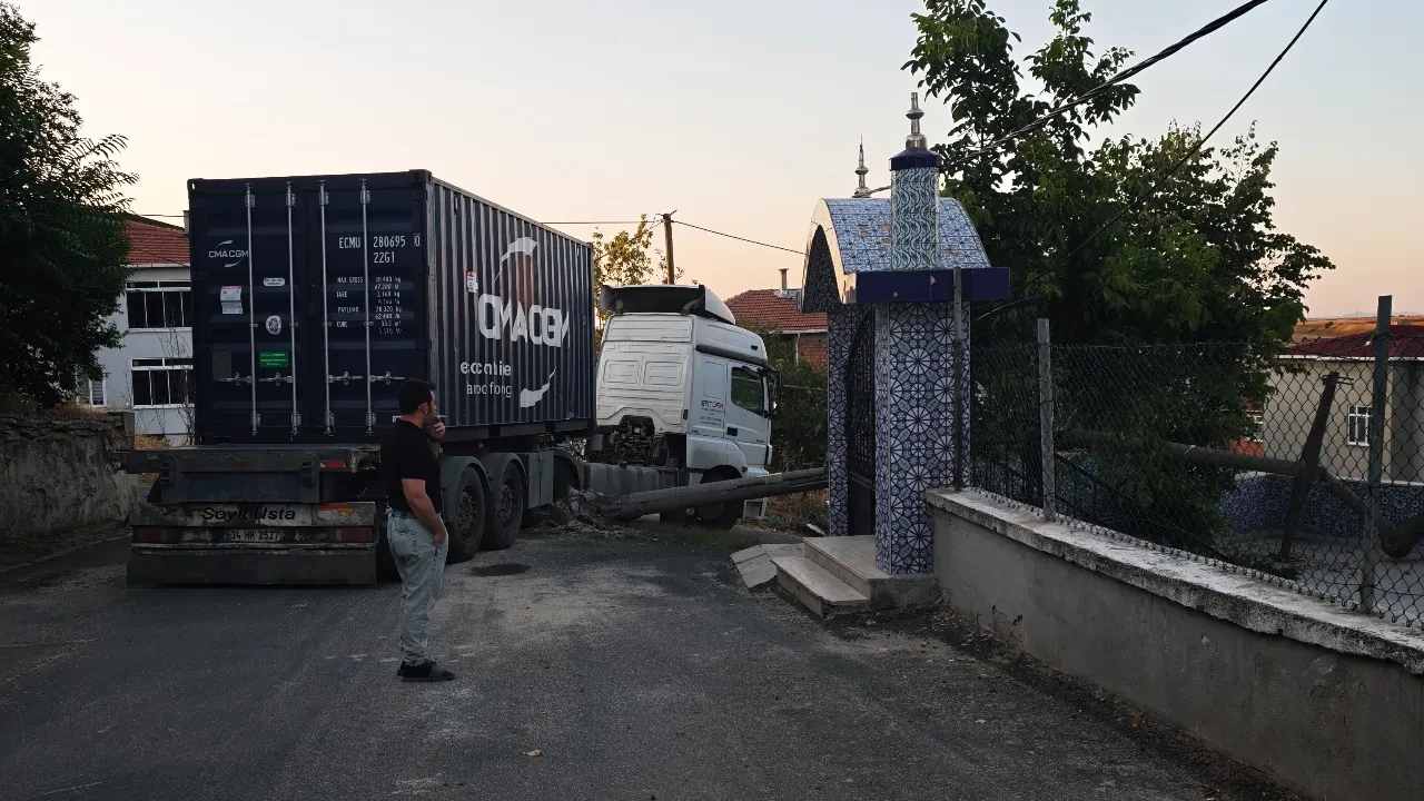 Facianın eşiğinden dönüldü! Tırın çarptığı direk cami avlusuna devrildi