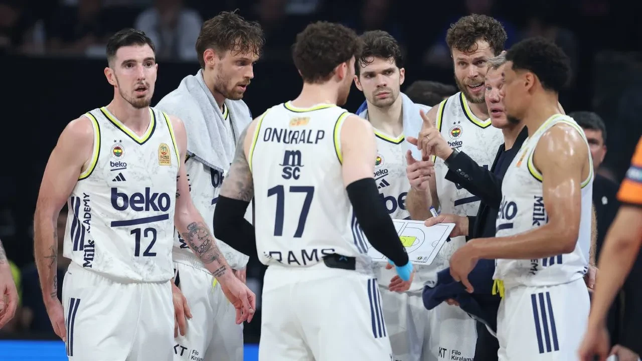 Fenerbahçe 2 transferi peş peşe açıkladı! Eski oyuncuyla sözleşme imzalandı