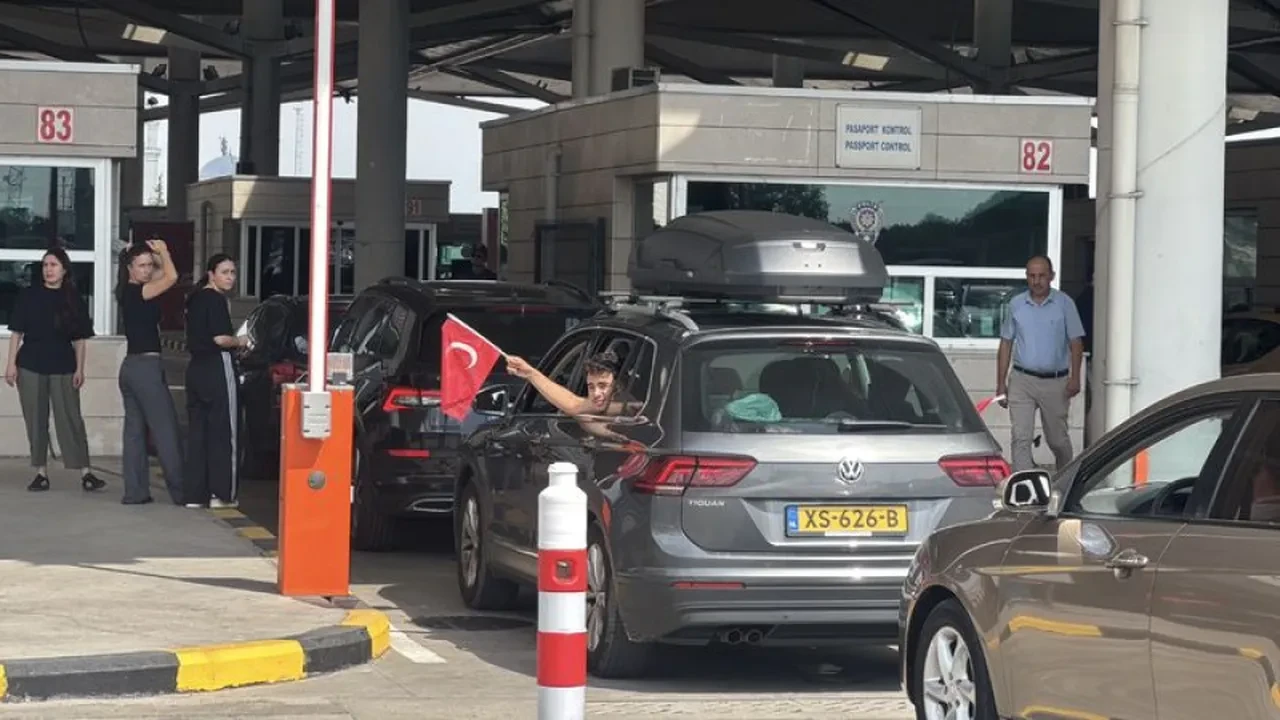 Gurbetçilere 'yabancı plakalı araç' müjdesi! Bakan Çiftçi yeni uygulamayı duyurdu