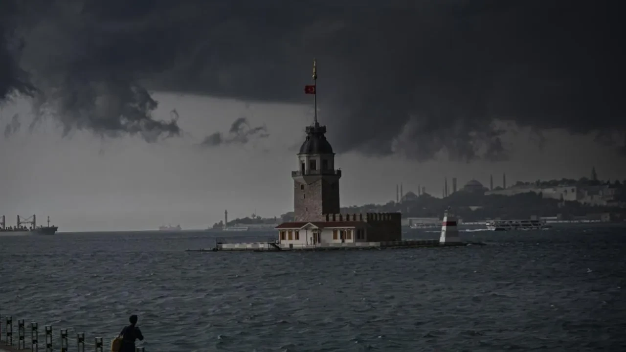 İstanbul için kuvvetli yağış ve sel uyarısı! İstanbul Valiliği saat verdi: İşte riskli ilçeler