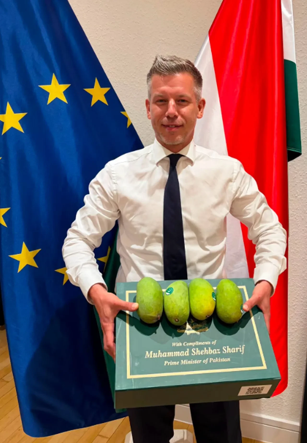 Pakistan'dan mango alan Macar lider Magyar, Cumhurbaşkanı Erdoğan'ın unutulmaz 'Magnum' jestini hatırlattı: Herkes tabanca vermiyor