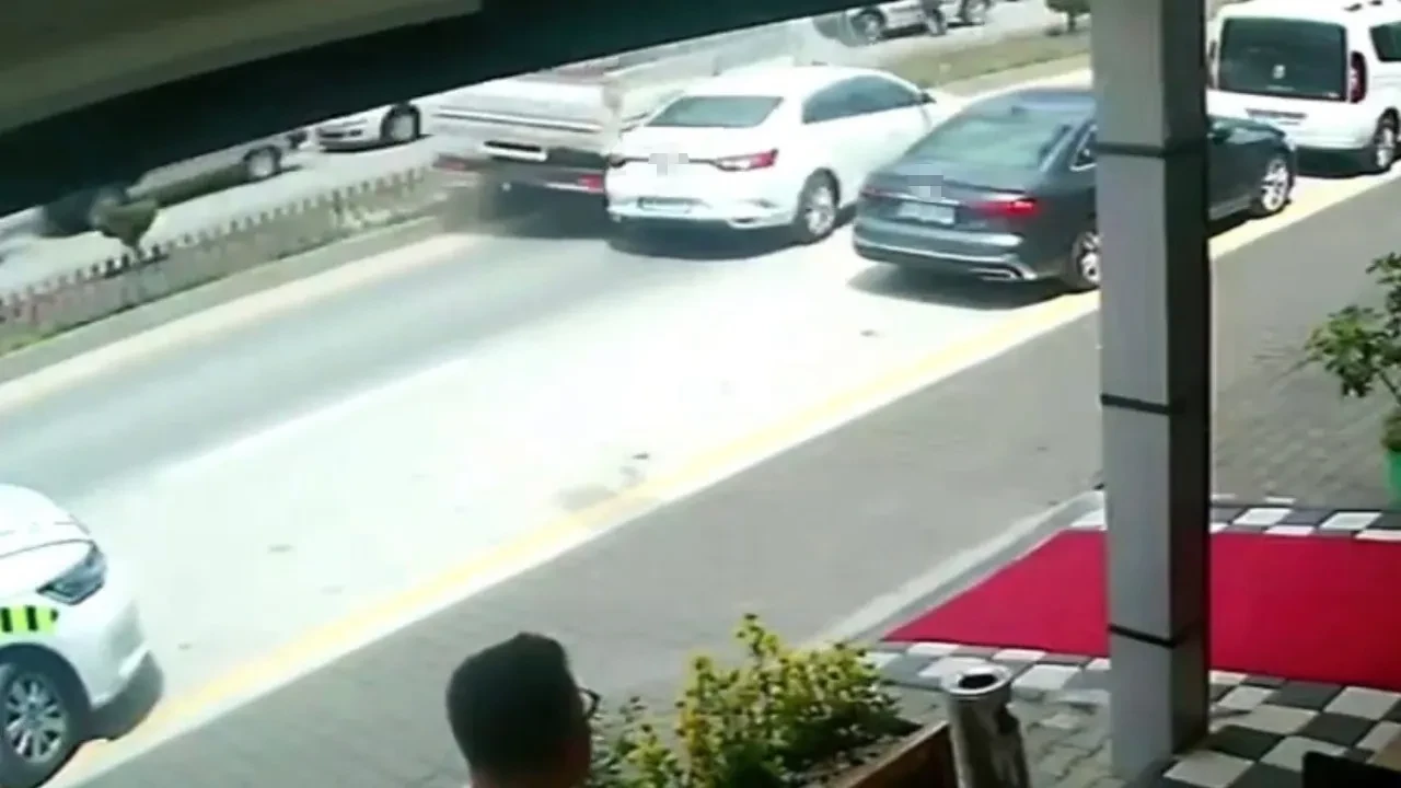 Park yerinden çıkan otomobil kamyonetle çarpıştı! Kaza anı kamerada