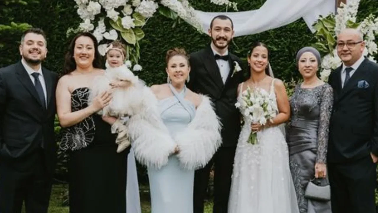 Şarkıcı Nilüfer’in kızı Ayşe Nazlı evlendi! Nikah karelerine sosyal medyadan beğeni yağdı 