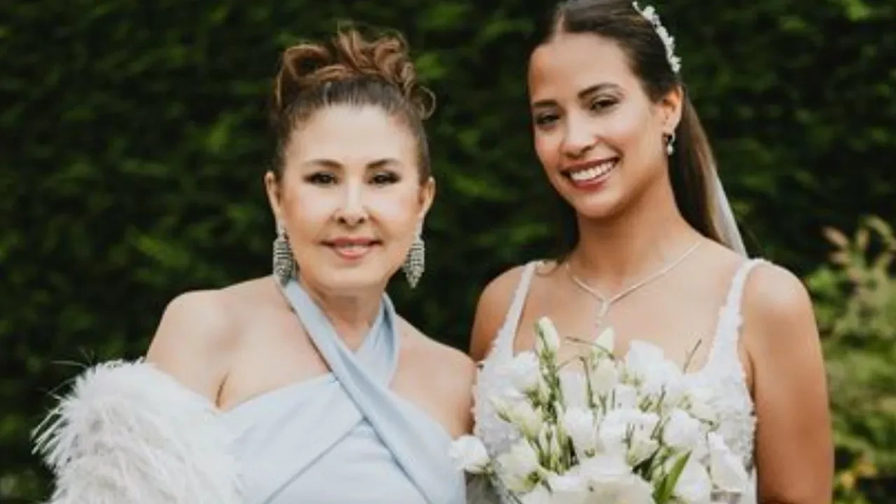 Şarkıcı Nilüfer’in kızı Ayşe Nazlı evlendi! Nikah karelerine sosyal medyadan beğeni yağdı 