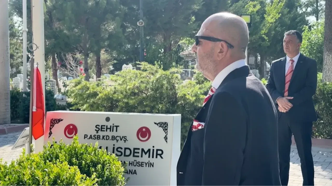 Zekai Aksakallı, Ömer Halisdemir'in kabrinde: 