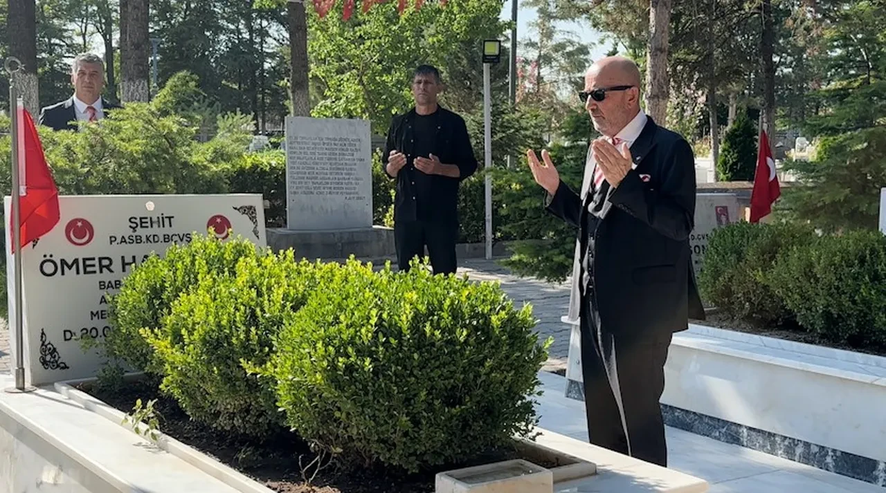 Zekai Aksakallı, Ömer Halisdemir'in kabrinde: "En kritik dönüm noktasıydı"