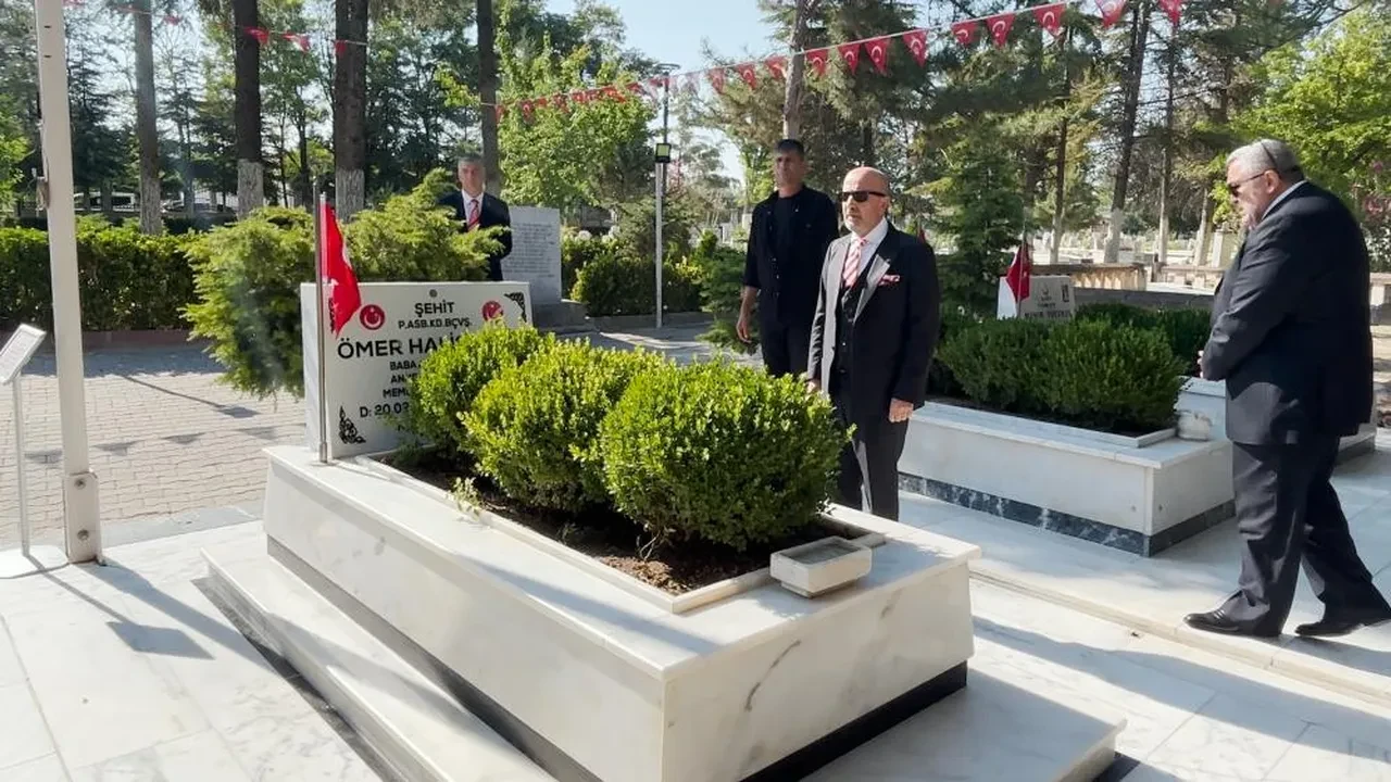Zekai Aksakallı, Ömer Halisdemir'in kabrinde: "En kritik dönüm noktasıydı"