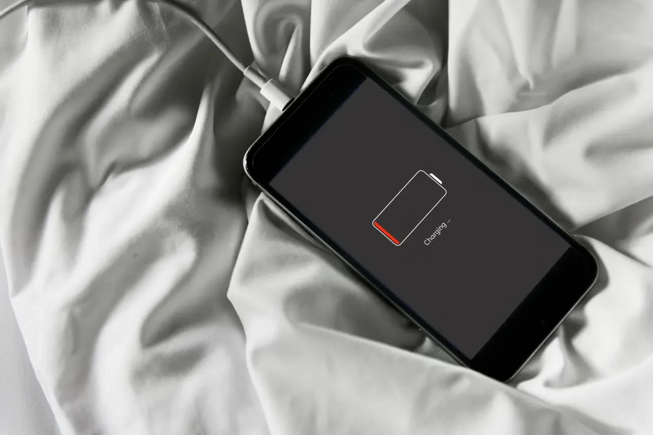 Akıllı telefonu gece şarjda bırakmak bataryayı bozar mı? İşte doğru bilinen yanlışlar