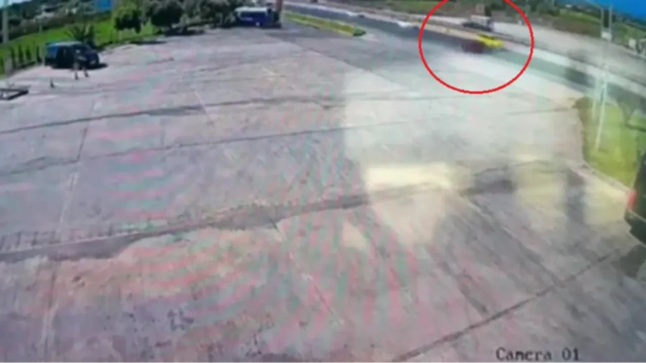  Alkollü sürücü dehşet saçtı! Önce bariyerlere, ardından seyir halindeki taksiye çarptı: O anlar kamerada 