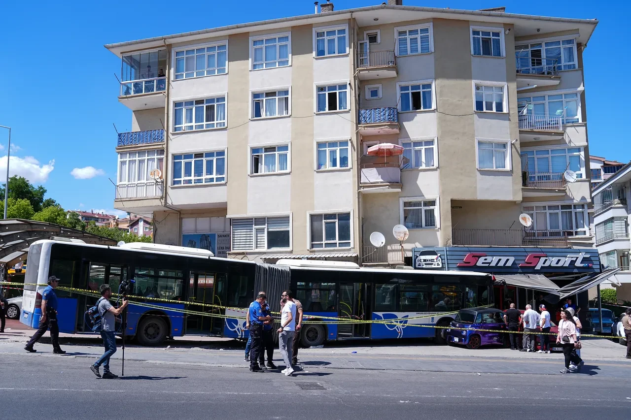 Ankara’da korkutan EGO kazası! Kontrolden çıkan otobüs iş yerine girdi