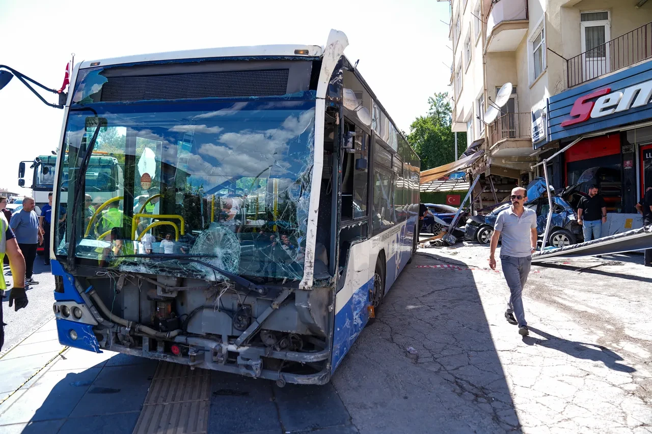 Ankara’da korkutan EGO kazası! Kontrolden çıkan otobüs iş yerine girdi