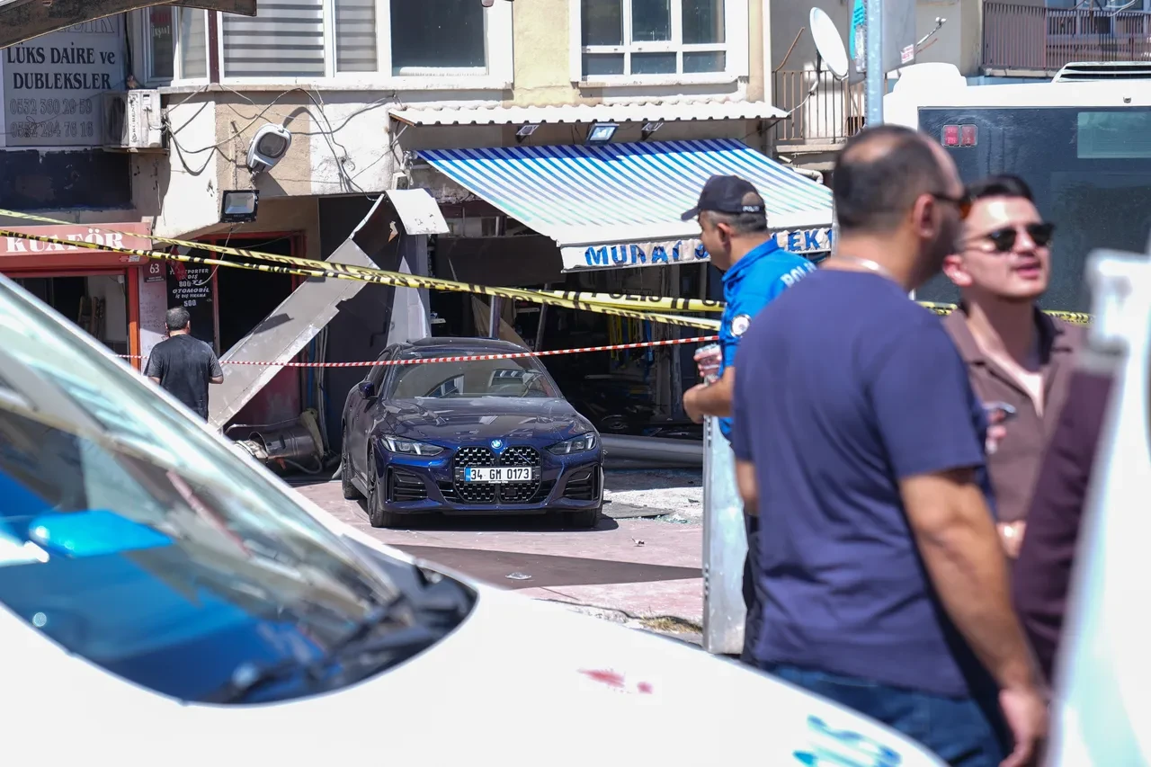Ankara’da korkutan EGO kazası! Kontrolden çıkan otobüs iş yerine girdi
