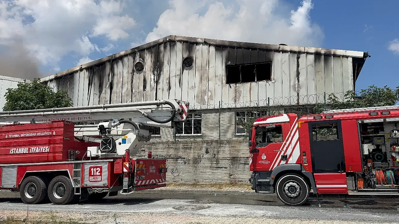 Arnavutköy’de bir fabrikada korkutan yangın: Başka fabrikaya sıçradı