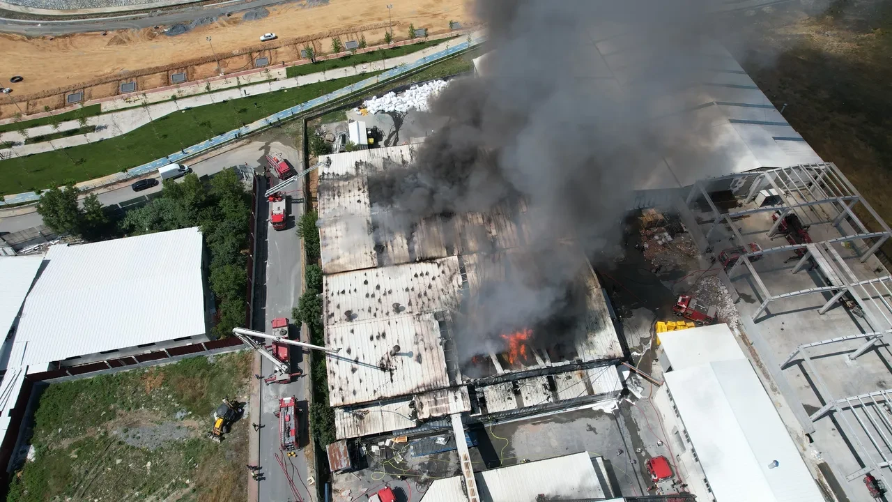 Arnavutköy’de bir fabrikada korkutan yangın: Başka fabrikaya sıçradı