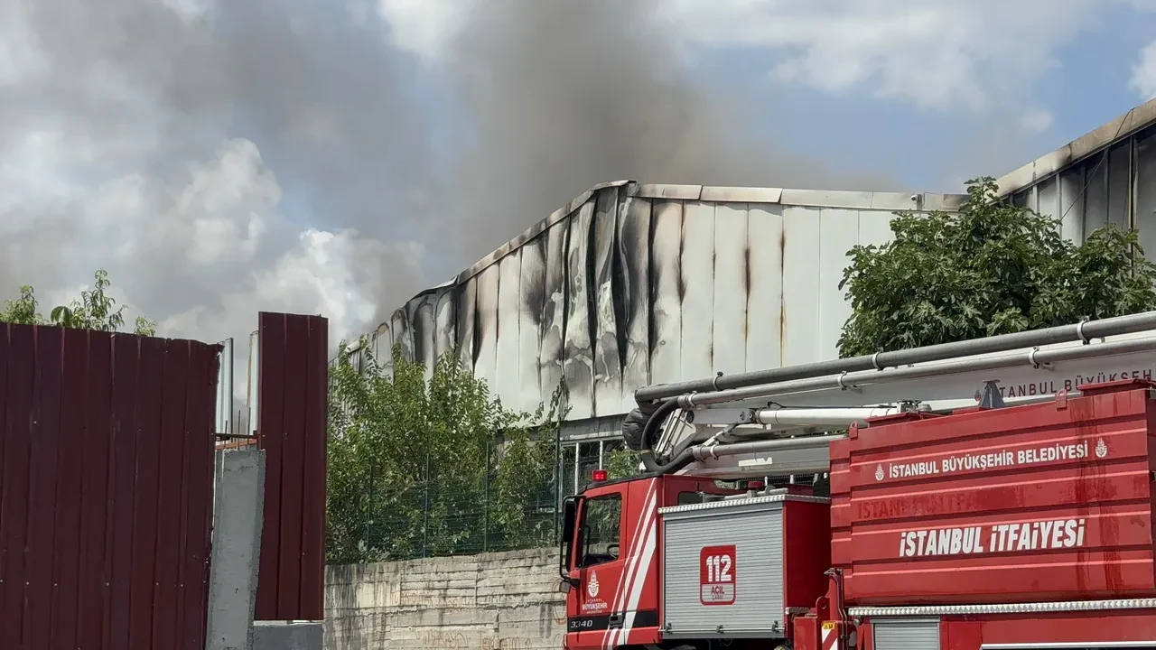 Arnavutköy’de bir fabrikada korkutan yangın: Başka fabrikaya sıçradı