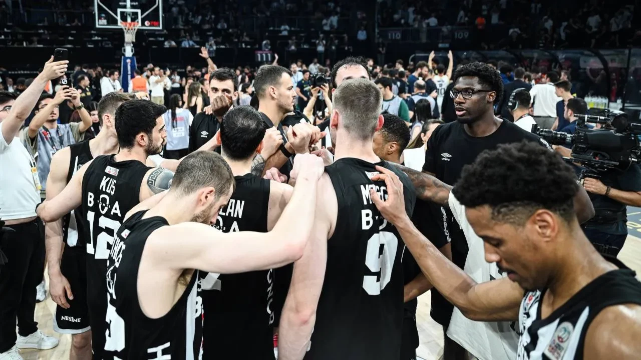 Beşiktaş, Kanadalı forveti duyurdu! Siyah-beyazlıların yeni oyuncusu imzayı attı