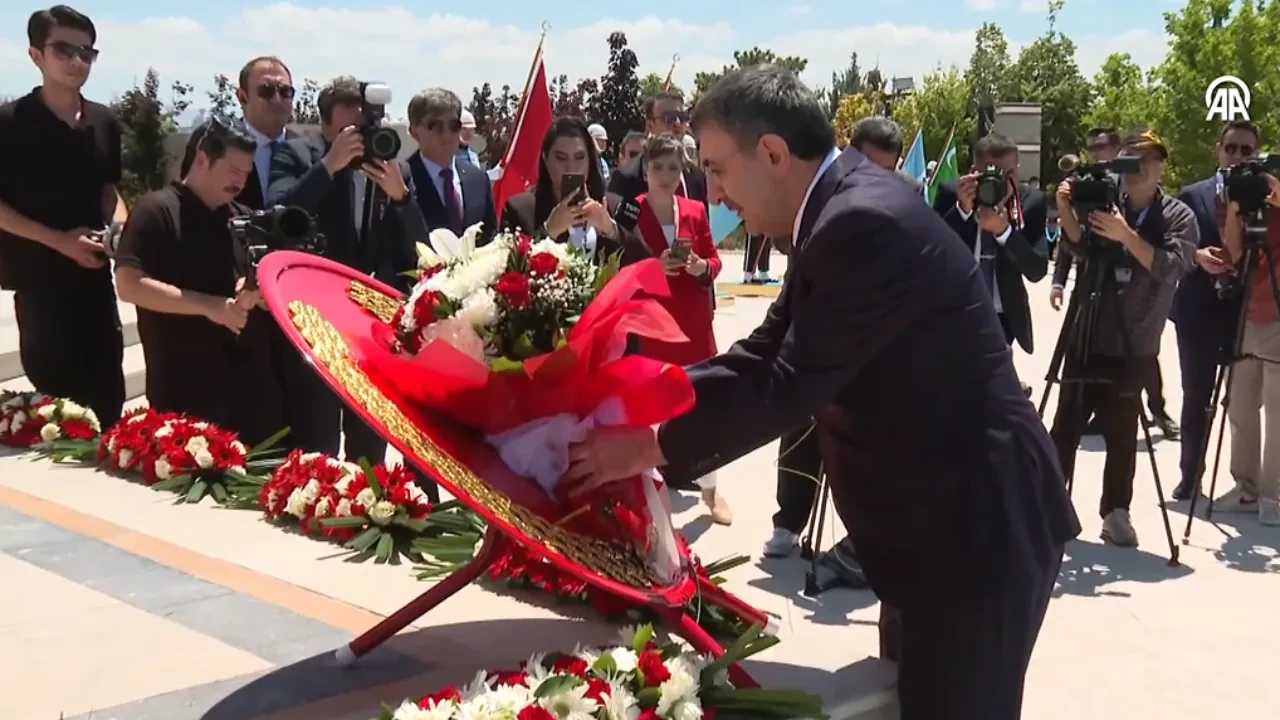 Cumhurbaşkanı Yardımcısı Yılmaz, 15 Temmuz Anıtı’na çelenk bıraktı