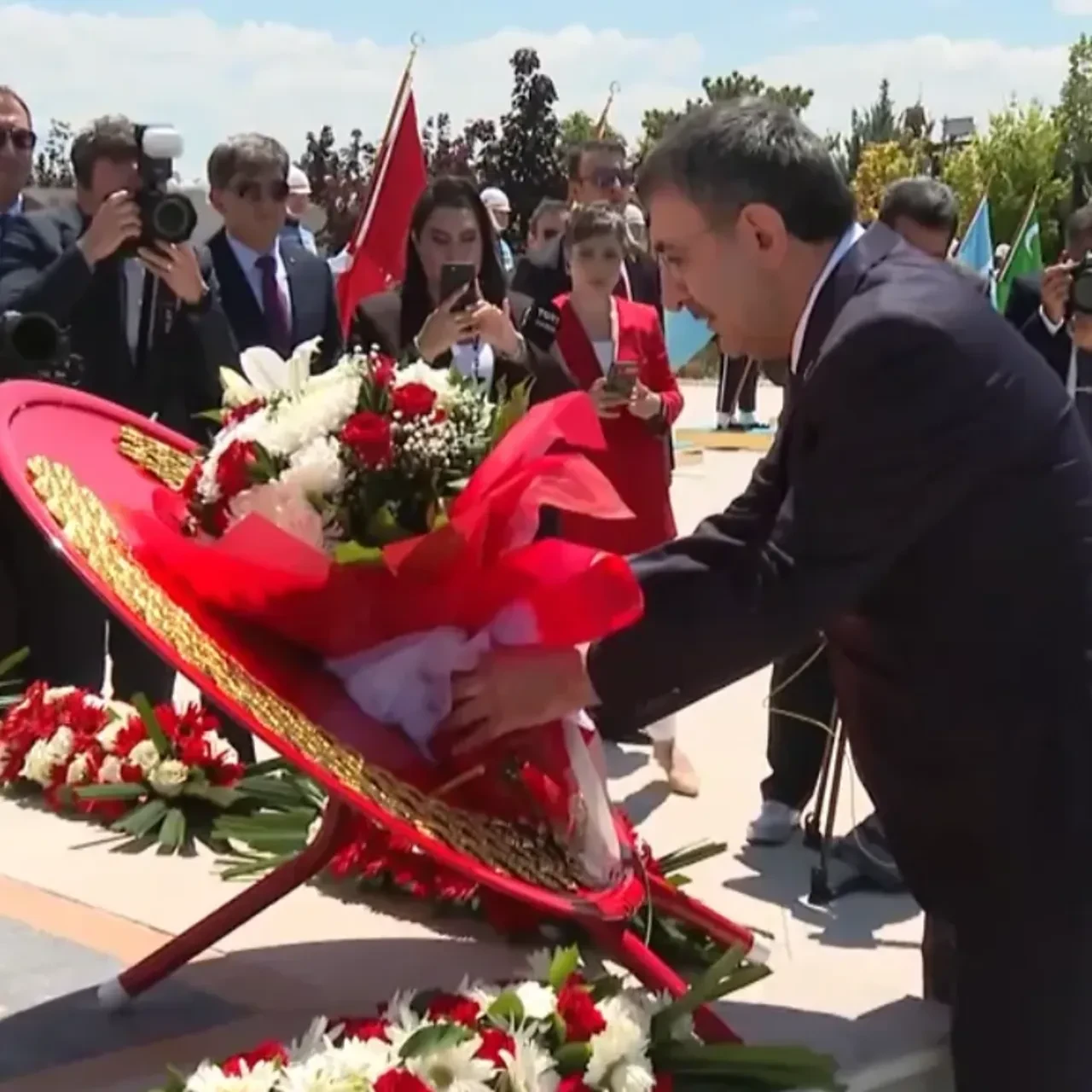 Cumhurbaşkanı Yardımcısı Yılmaz, 15 Temmuz Anıtı’na çelenk bıraktı