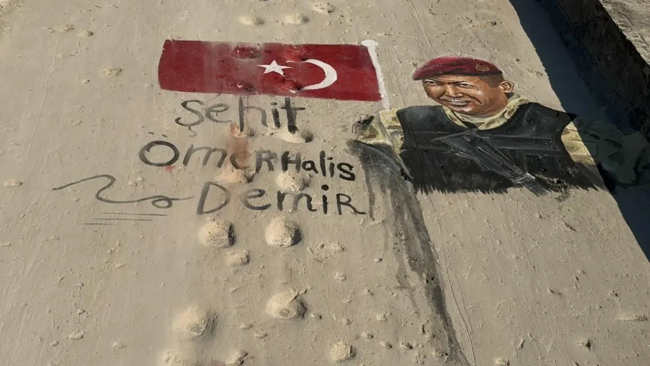 Filistinli sanatçılardan Gazze'de anlamlı çizim: 15 Temmuz'un sembol ismi Şehit Ömer Halisdemir’in resmini yaptılar