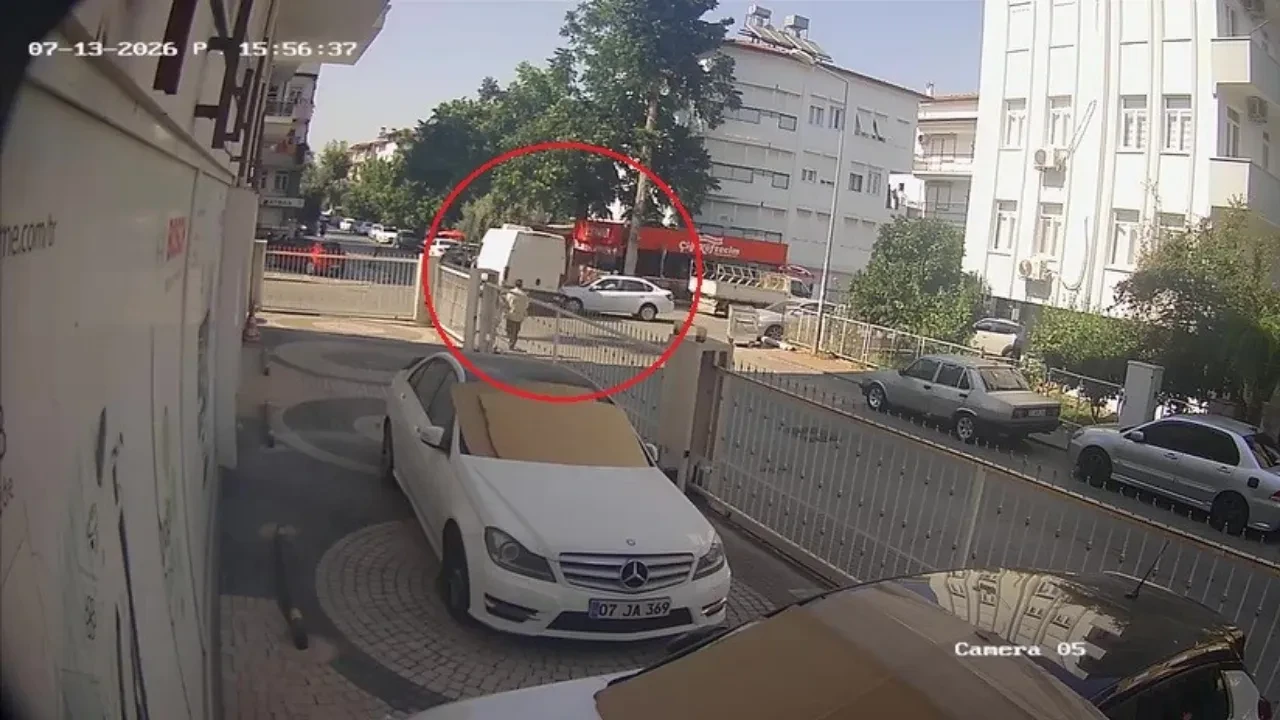Kamyonet ile otomobilin çarpışma anı kamerada!