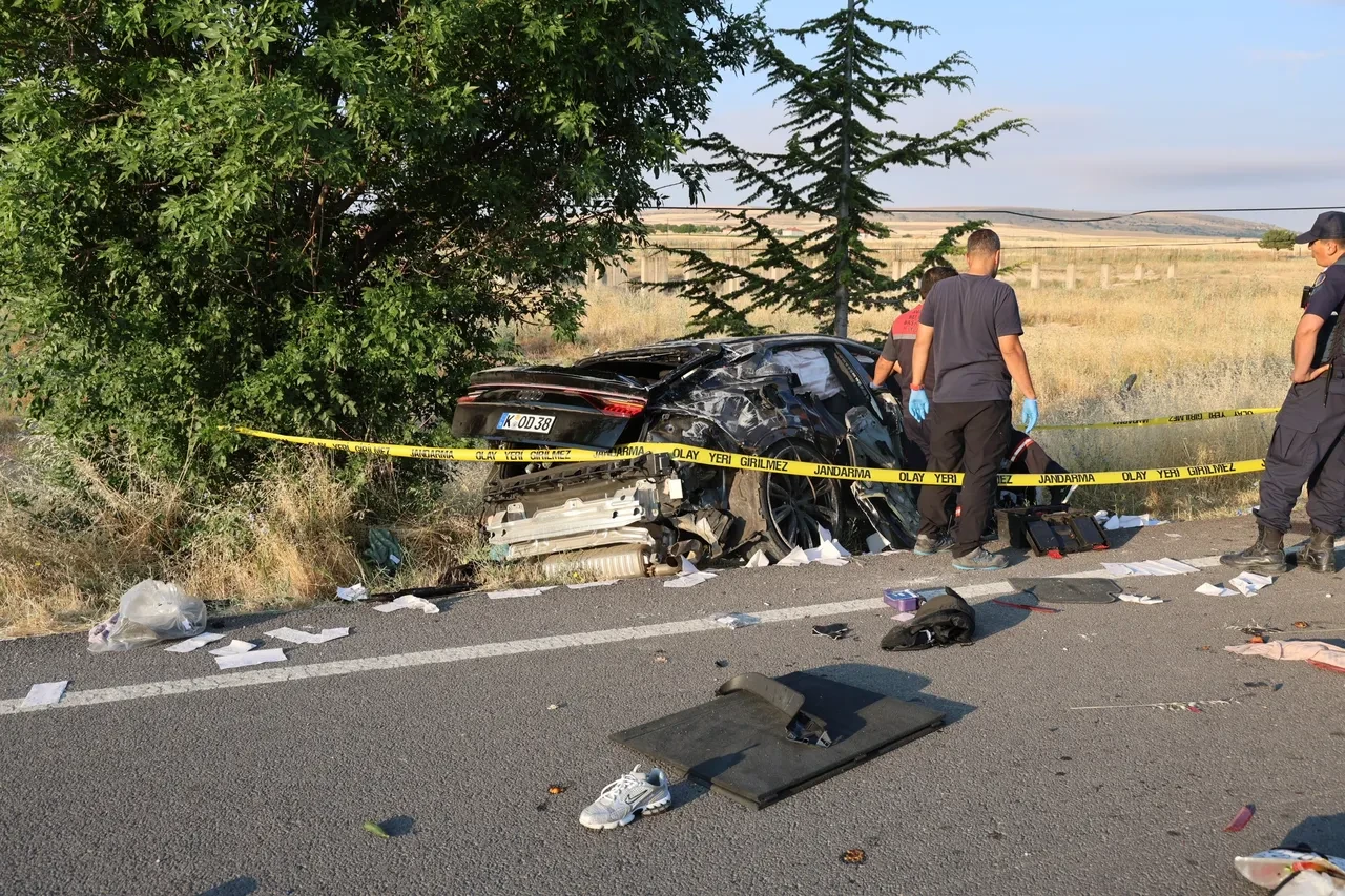 Memleket yolunda acı kaza: Gurbetçi aileden 3 kişi öldü 1 kişi yalandı