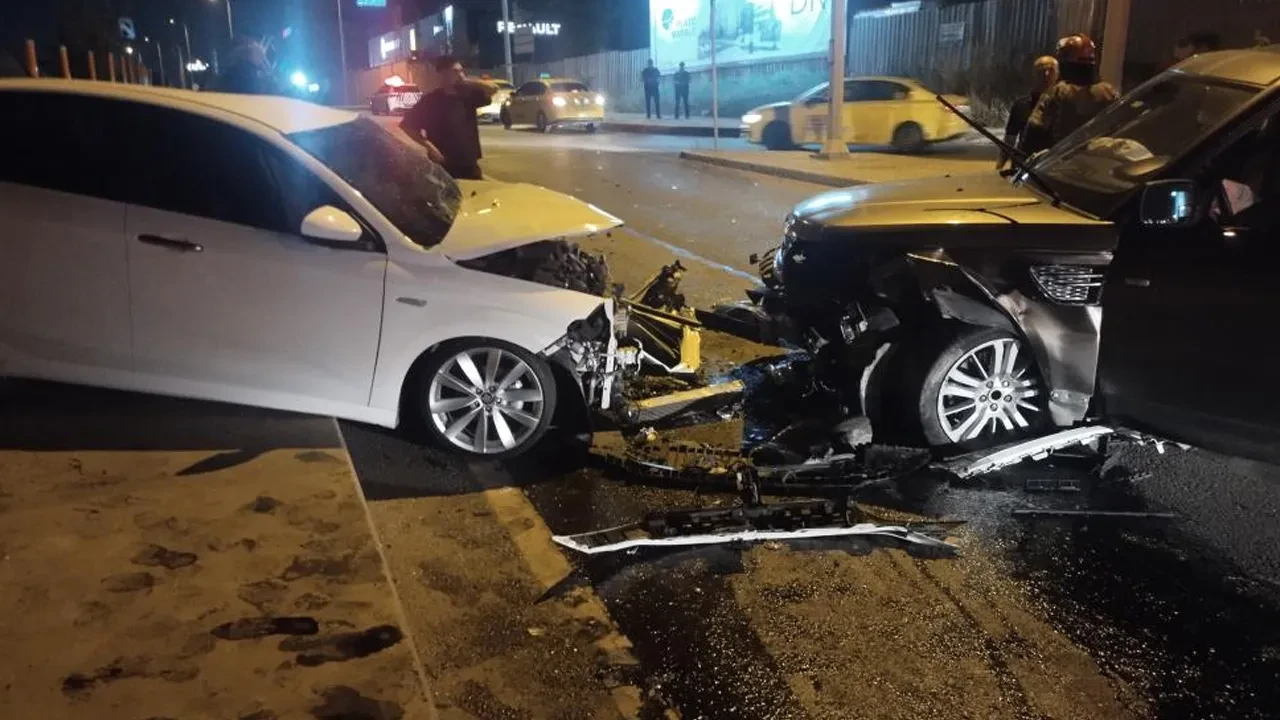 Sancaktepe'de ters yöne giren araç 2 otomobile çarptı: 5 yaralı