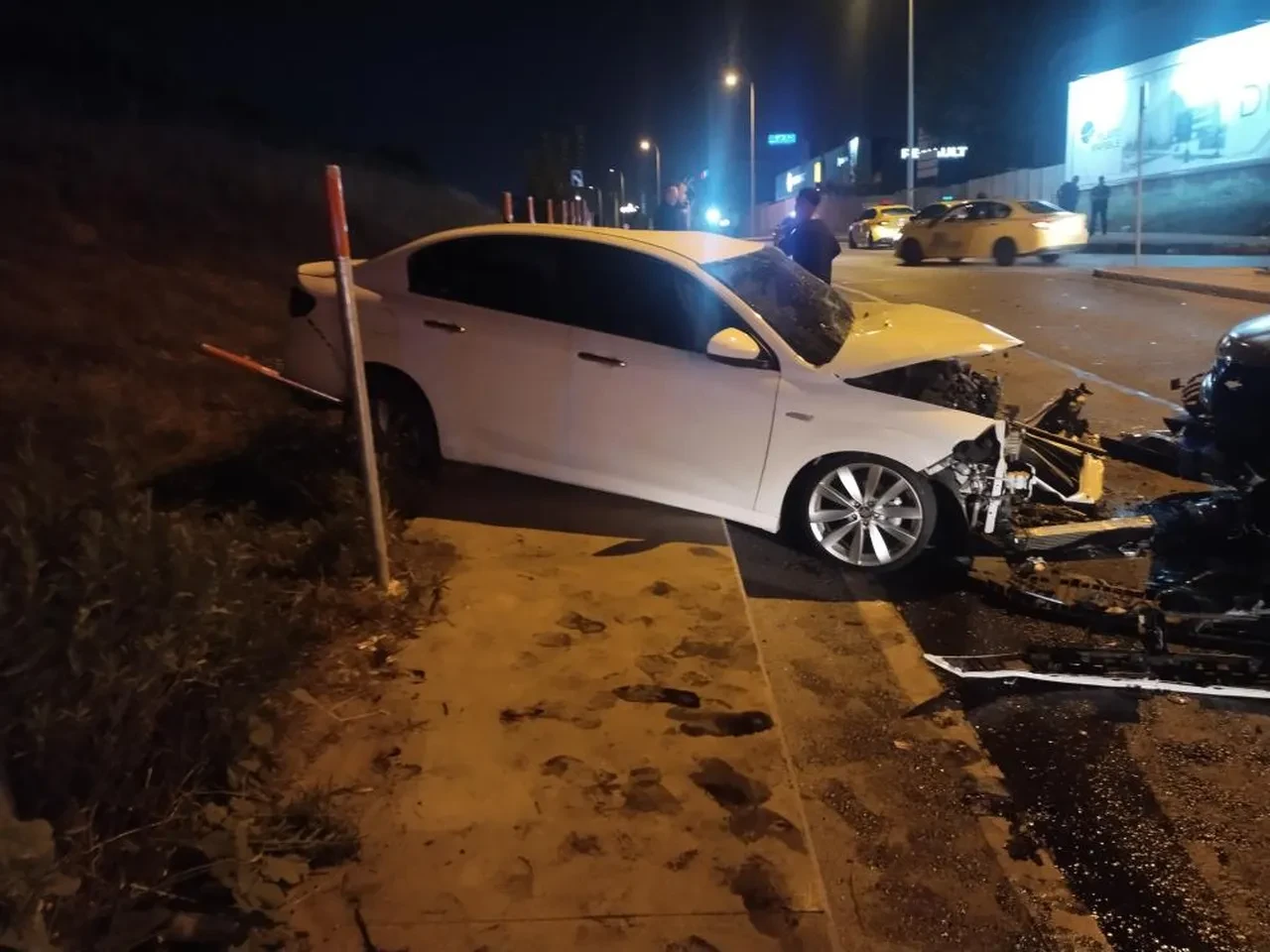 Sancaktepe'de ters yöne giren araç 2 otomobile çarptı: 5 yaralı