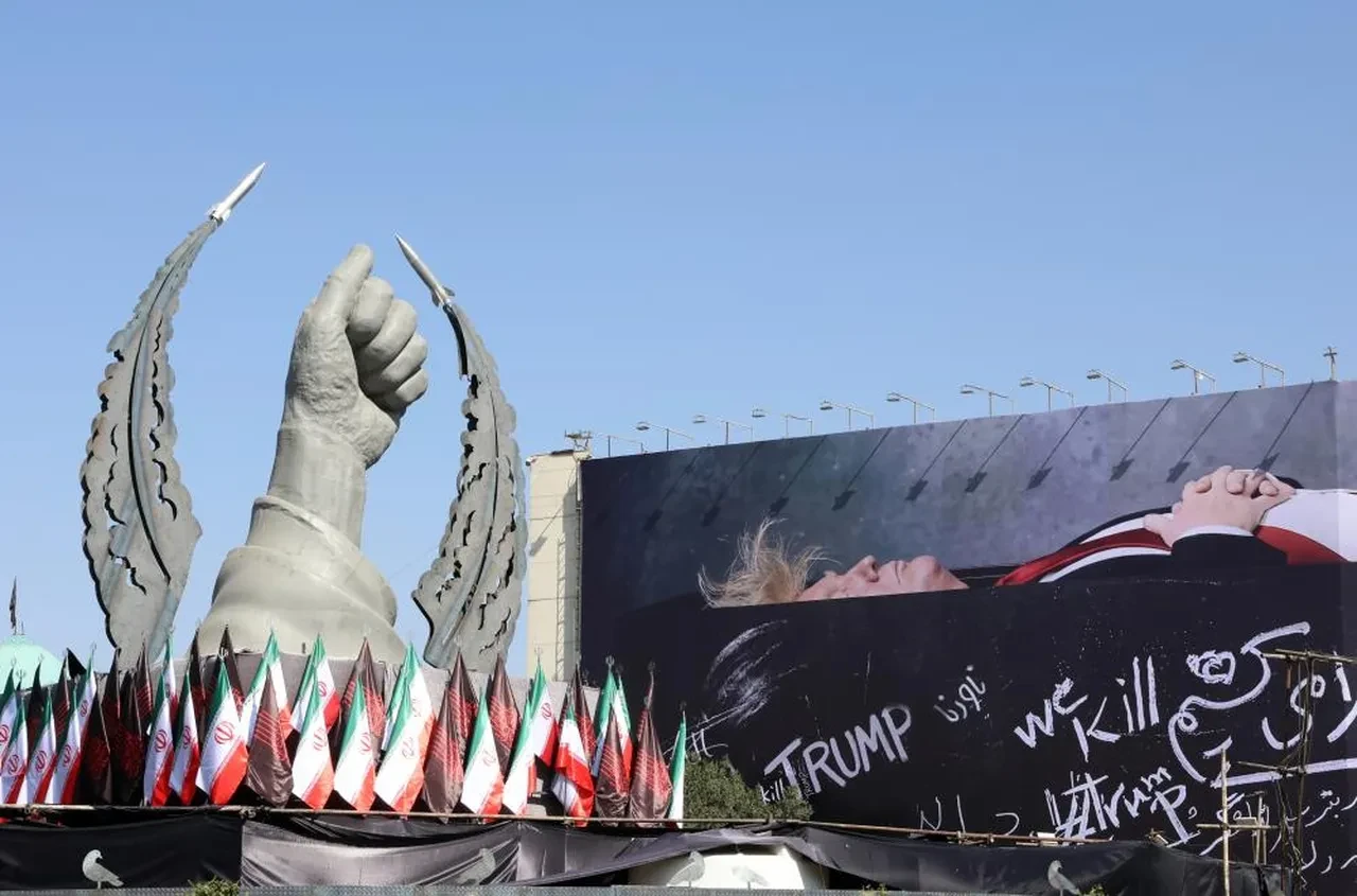 Tahran'ın en işlek caddesine ABD Başkanı Trump'ın siyah tabut içinde yattığı afiş asıldı