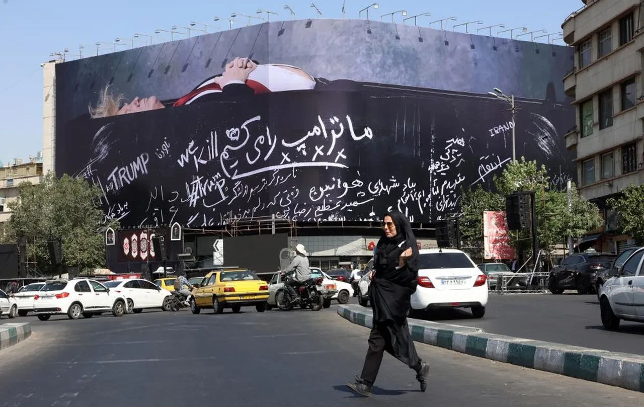 Tahran'ın en işlek caddesine ABD Başkanı Trump'ın siyah tabut içinde yattığı afiş asıldı