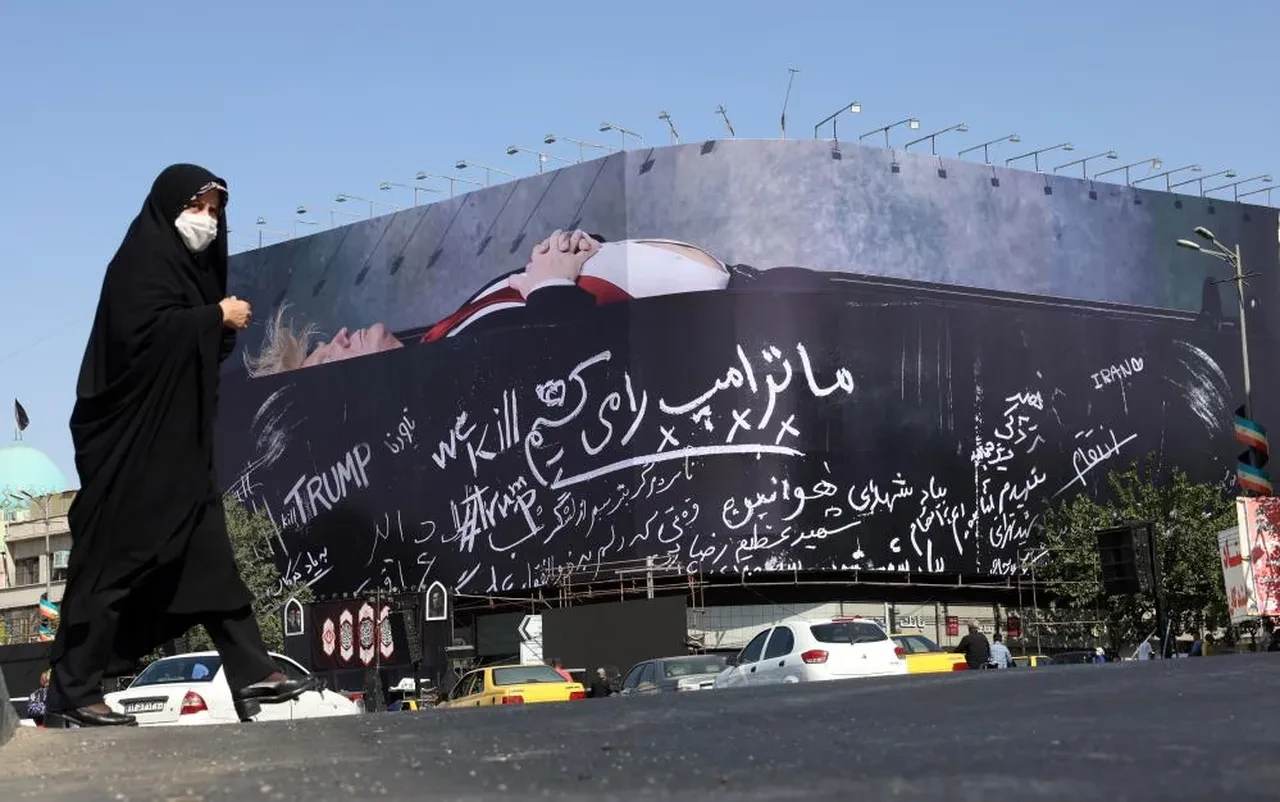 Tahran'ın en işlek caddesine ABD Başkanı Trump'ın siyah tabut içinde yattığı afiş asıldı