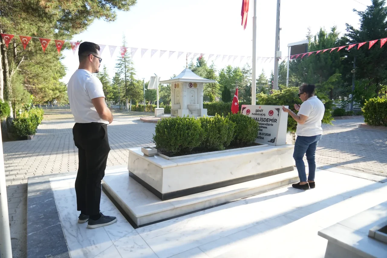 Türkiye’nin dört bir yanından şehit Ömer Halisdemir’e vefa yolculuğu! Kilometrelerce uzaktan gelip kabrinde buluştular