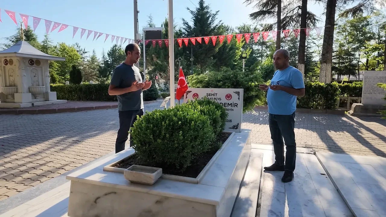 Türkiye’nin dört bir yanından şehit Ömer Halisdemir’e vefa yolculuğu! Kilometrelerce uzaktan gelip kabrinde buluştular