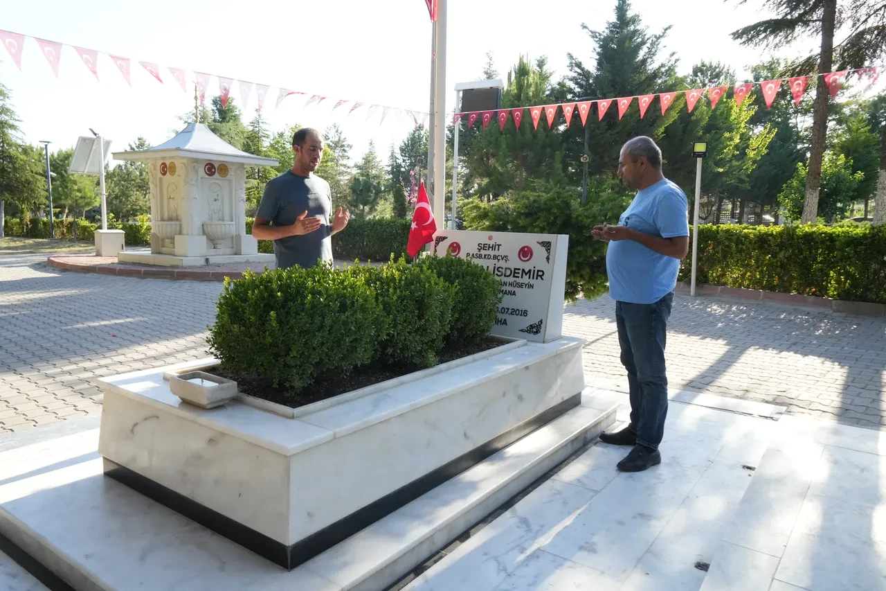 Türkiye’nin dört bir yanından şehit Ömer Halisdemir’e vefa yolculuğu! Kilometrelerce uzaktan gelip kabrinde buluştular