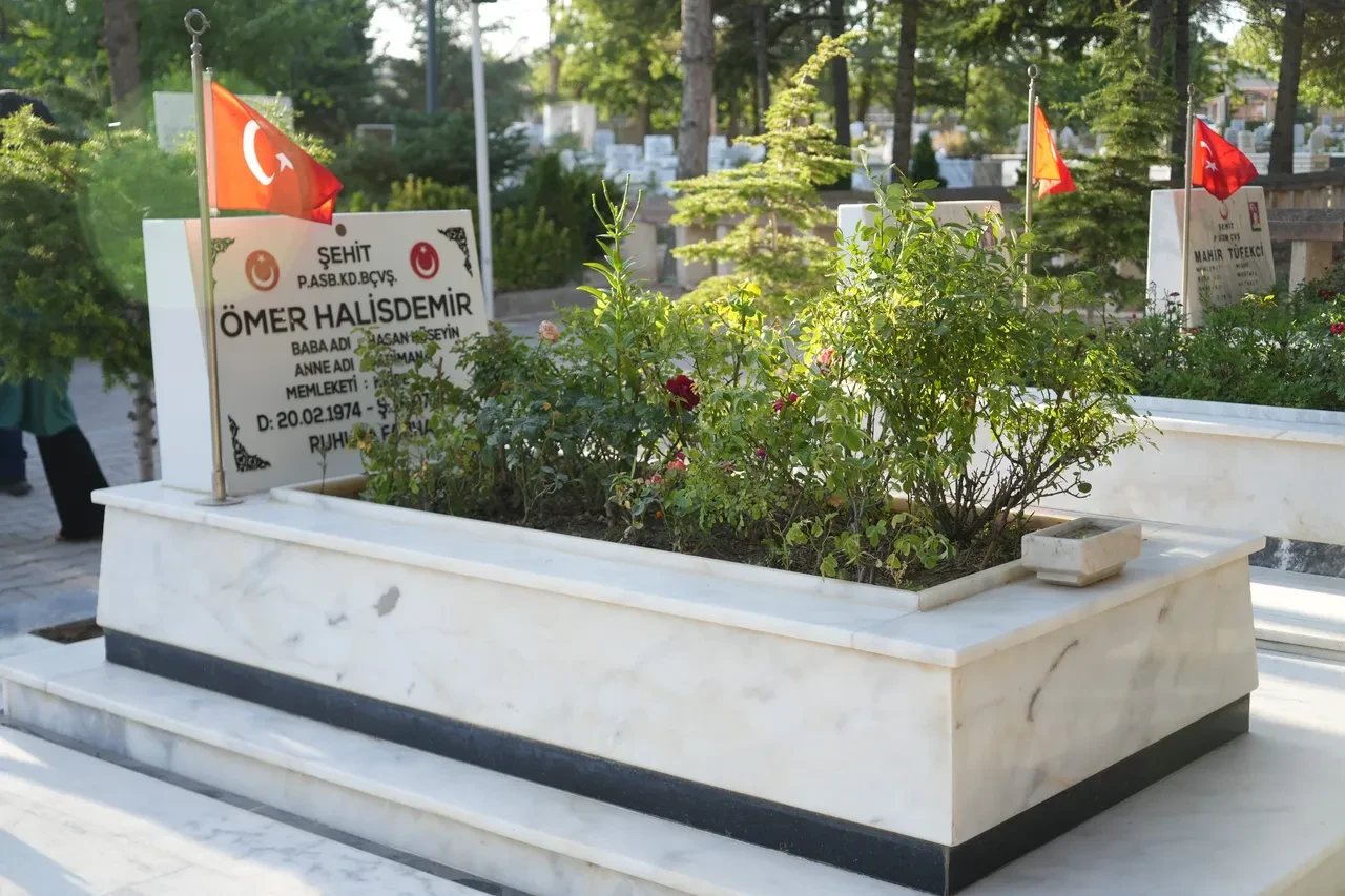 Türkiye’nin dört bir yanından şehit Ömer Halisdemir’e vefa yolculuğu! Kilometrelerce uzaktan gelip kabrinde buluştular