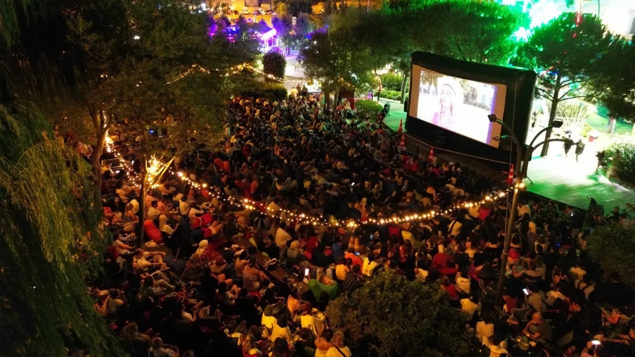 Akasya, yıldızların altında sinema keyfini yeniden yaşatıyor