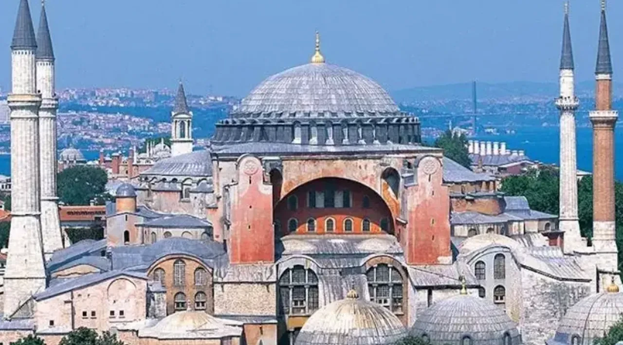 Ayasofya Camii'nde yüksek sesle İncil okuyan 2 turist yakalandı