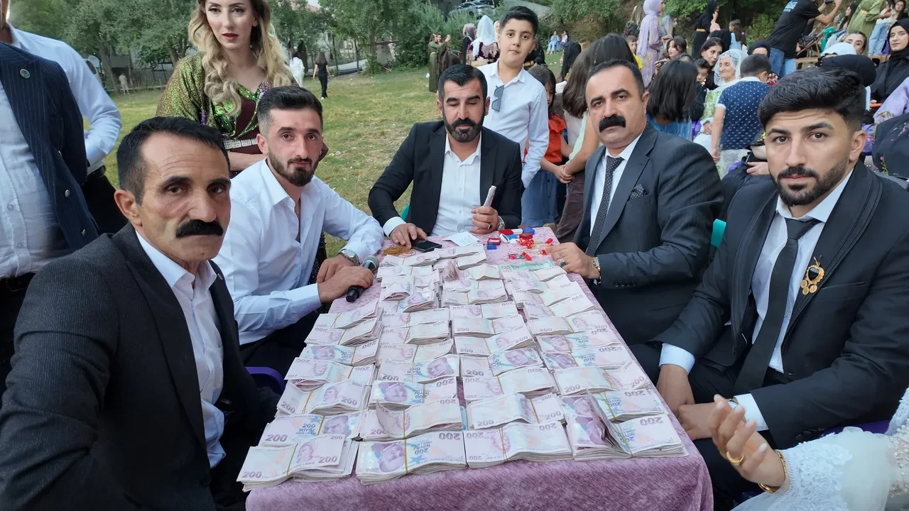 Böyle düğün görülmedi! 35 koyun kesildi, 2 gün 2 gece sürdü: Takılan takıların değeri dudak uçuklattı