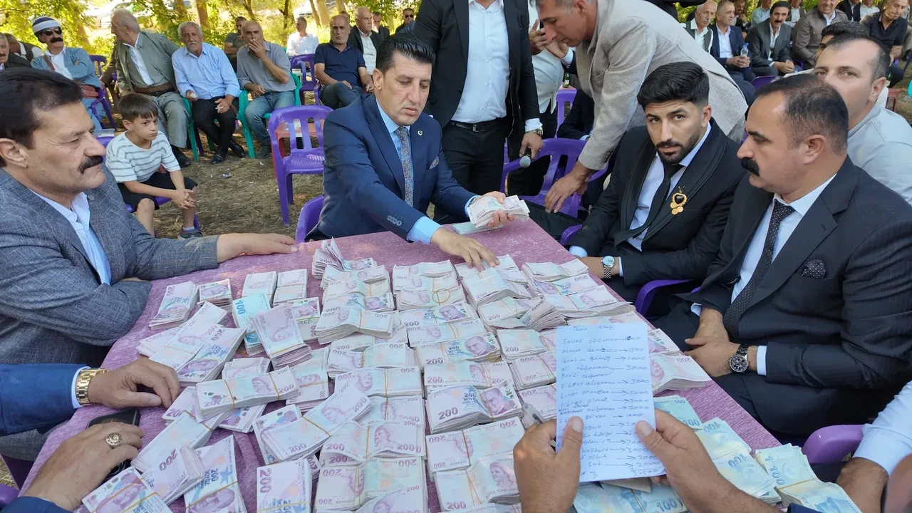 Böyle düğün görülmedi! 35 koyun kesildi, 2 gün 2 gece sürdü: Takılan takıların değeri dudak uçuklattı