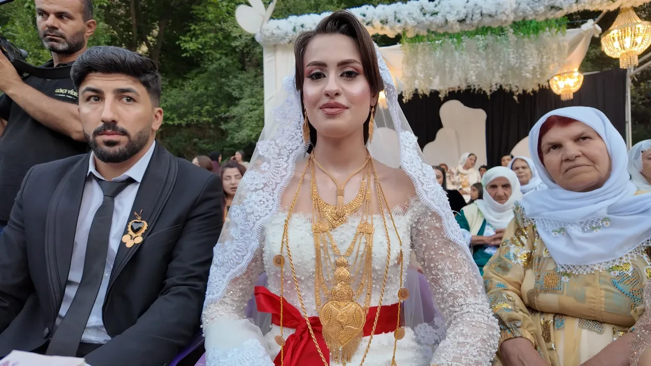 Böyle düğün görülmedi! 35 koyun kesildi, 2 gün 2 gece sürdü: Takılan takıların değeri dudak uçuklattı