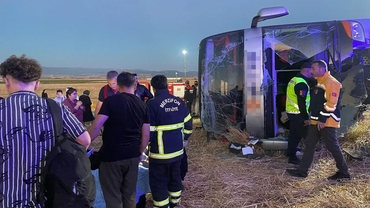 Çift katlı yolcu otobüsü devrildi: Çok sayıda yaralı var